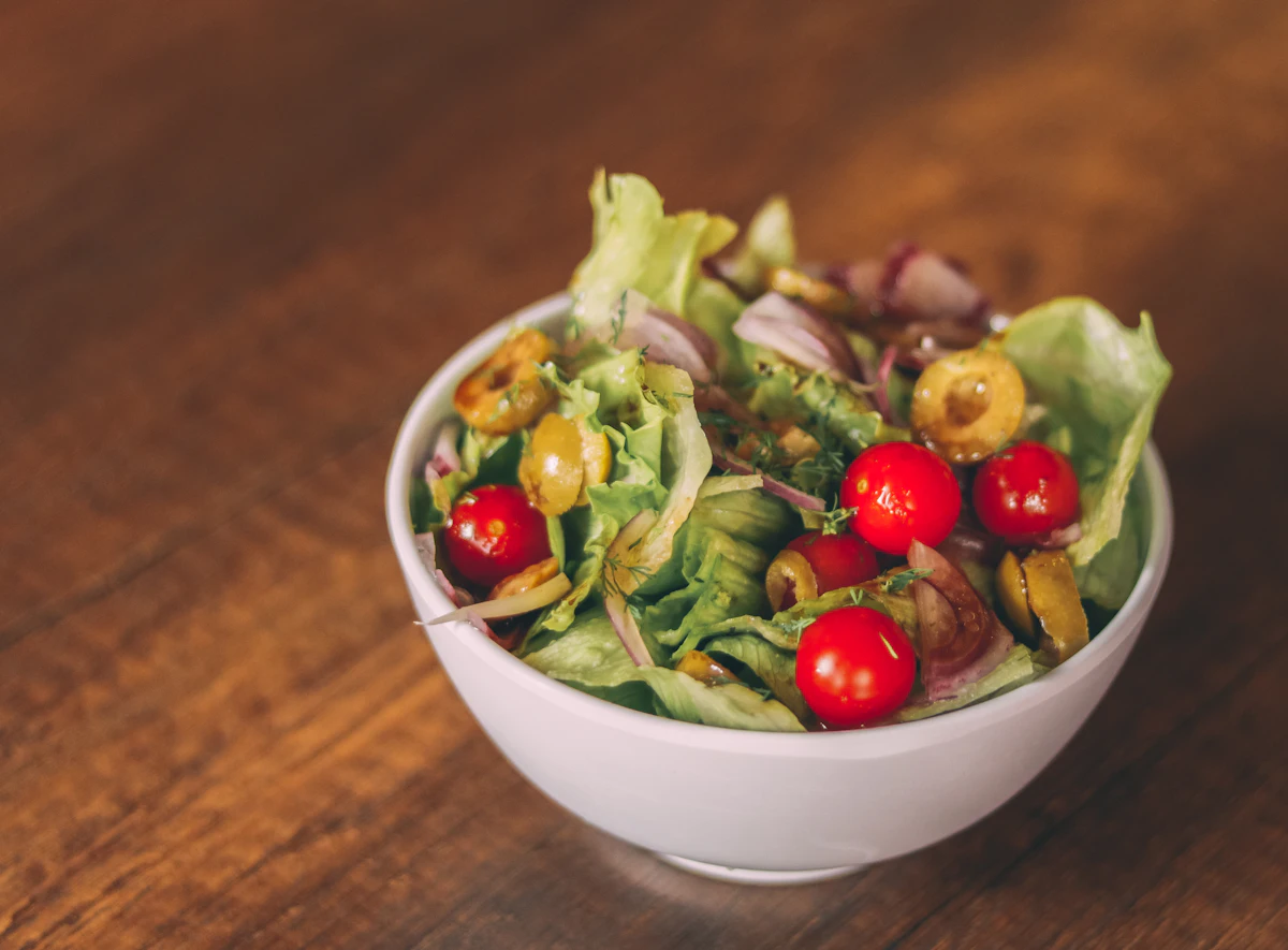 Ensalada fresca de lechuga, tomate y aceitunas